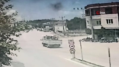 motosiklet kazasi -  Kamyonete çarpan motosiklet sürücüsü böyle uçtu Videosu