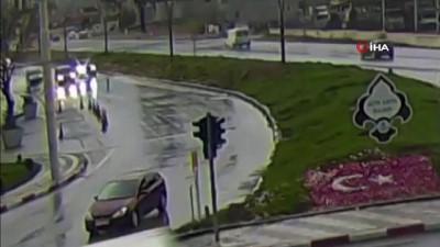 mobese kamerasi -  Yağışlı havada yaşanan kaza mobeseye yansıdı Videosu