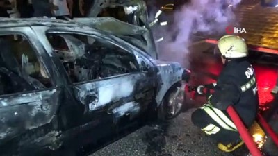  Işıklı kavşakta duran otomobil bir anda yandı