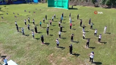  İzmitli kadınlar sosyal mesafe çemberleri içinde spor yaptı