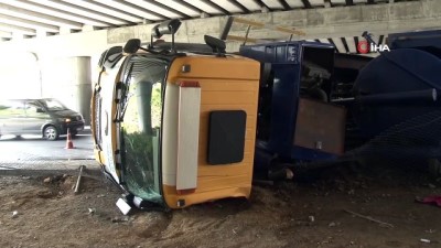  Kanalizasyon açma aracı devrildi: 2 yaralı