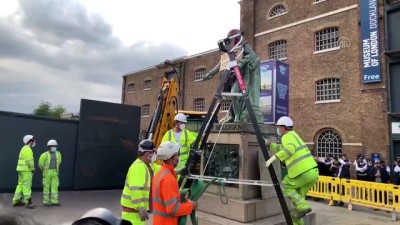 Köle taciri Robert Milligan'ın Londra'daki heykeli söküldü - LONDRA