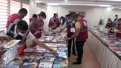 Öğretmenler, sokağa çıkmayan öğrencilere kitap dağıtıyor - IĞDIR