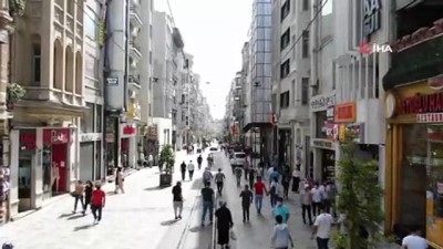  Taksim’de polisin “hoparlörlü drone” ile uyardığı vatandaşlar şaşkına döndü