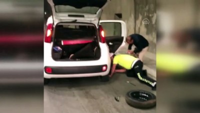 Tünelde otomobilinin lastiği patlayan engelliye polis yardım etti - TRABZON