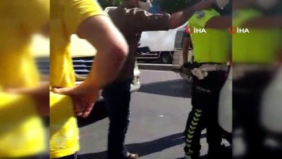 kural ihlali -  Esenyurt'ta polisin ceza yazmasına sinirlenen şoför minibüsü tekmeledi Videosu
