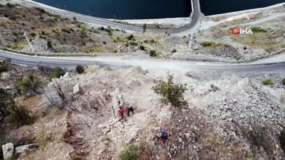 karayollari -  Görenler heyelan zannetti, dev kayaların yamaçtan yuvarlanması nefes kesti Videosu