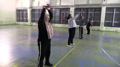 Oğlu ve torunuyla spor yapan 65'lik Hatice teyze gençlere örnek oluyor - NİĞDE