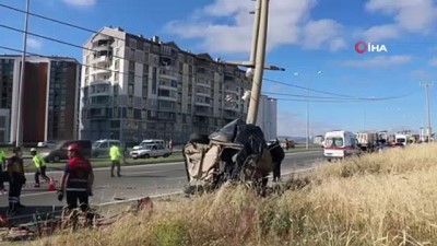 Otomobil elektrik direğine saplandı: 1 ölü