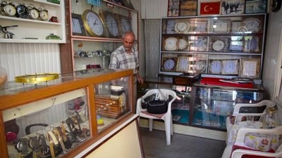 Üzeyir usta sarkaçlı saatlere 51 yıldır ayar veriyor - KONYA