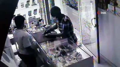 hapis cezasi -  Bakıyormuş gibi yaptı bir anda çalıp kaçtı Videosu