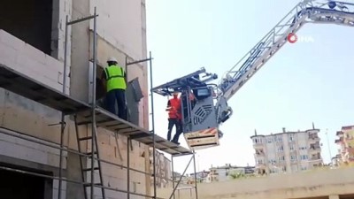 itfaiye araci -  Beli tutulan işçi inşaat iskelesinde mahsur kaldı Videosu