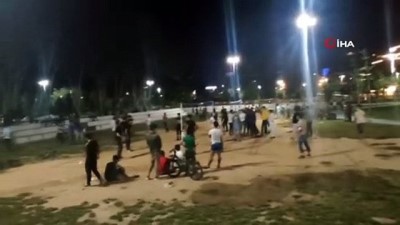 grup genc -  Sosyal mesafeyi hiçe sayıp voleybol oynadılar Videosu