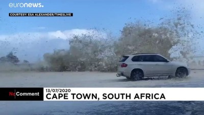 Afrika'nın uç noktası Cape Town'da çıkan fırtına okyanusu köpürttü