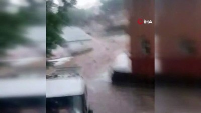  Bingöl'de yağmur ve dolu bir köyde ekine zarar verdi, bazı evleri su bastı