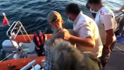 mahsur kaldi -  Denizin ortasında yaşlı çifti kurtarma operasyonu Videosu