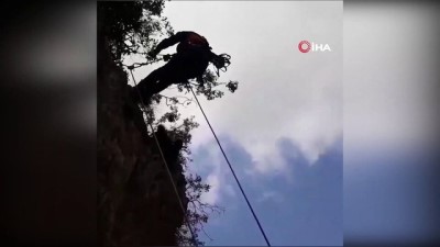 keci -  50 metrelik uçurumda mahsur kalan keçiyi kucağında kurtardı Videosu