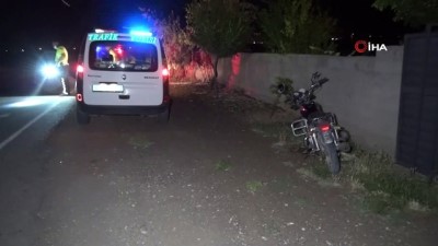 dikkatsizlik -  Aksaray’da devrilen motosikletin sürücü yaralandı Videosu