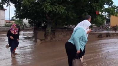 sel afeti -  Erzincan’da dereden taşan sel suları mahallenin ortasından geçti Videosu