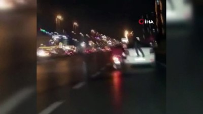 skandal -  İstanbul’da şaşkınlık veren görüntü: Arıza yapan aracı motosiklet ile itti Videosu