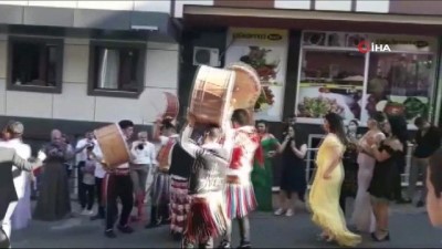 davul zurna -  Sokak ortasında sosyal mesafesiz maskesiz düğün eğlencesi Videosu