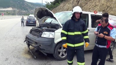 ilk mudahale -  Virajı alamayan hafif ticari araç, orta refüje çarparak durabildi Videosu