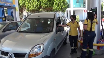 universite ogrencisi -  Akaryakıt pompasına kadın eli değdi Videosu