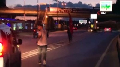 polis kontrolu -  Eline Türk bayrağı alıp 15 Temmuz Şehitler anıtına doğru yürüyüşe geçti Videosu