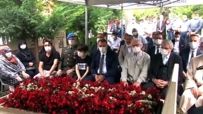 sehit ailesi -  Hain darbe girişiminde şehit olan Özel Harekat Polisi Serdar Gökbayrak mezarı başında anıldı Videosu