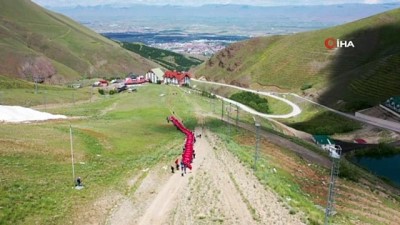bisiklet -  Şehitler için 150 metre uzunluğundaki bayrakla zirveye tırmandılar Videosu