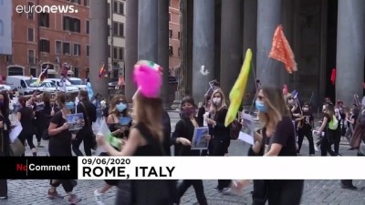 euro - İtalya'da Covid-19 protestosu: Turist rehberlerinden gösteri Videosu