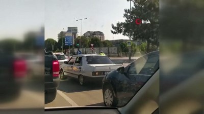 trafik polisi -  Trafik polisinden alkışlanacak hareket... Yolda kalan otomobili trafik polisi itti Videosu