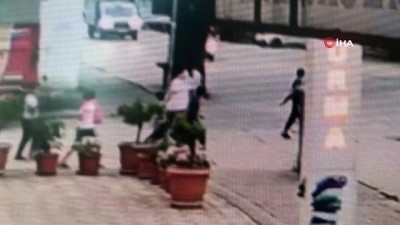 kucuk cocuk -  5 yaşındaki çocuk minibüsün altında böyle kaldı Videosu