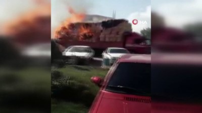 kamera -  Elektrik tellerine temas eden kamyondaki samanlar alev alev yandı Videosu