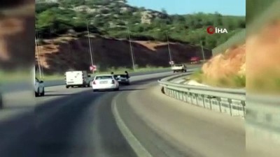 kadilar -  Karayolunda otomobilin camından sarkan kadınların pes dedirten yolculuğu Videosu