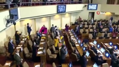 yasa tasarisi -  - Şili'de milletvekilinden pembe pelerinle yasa tasarısı sevinci Videosu