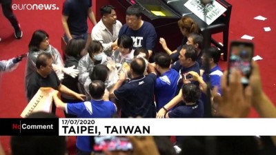 euronews - Tayvan meclisinde arbede: Vekiller birbirine yumruk ve su balonu attı Videosu