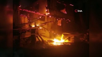  Amasya'da gece çıkan yangın 2 evi kül etti