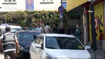  Bağcılar’da 2 polisin silahla yaralanmasına ilişkin 3 kişi gözaltına alınırken polisin saldırıya ilişkin çevrede geniş çaplı araması sürüyor.