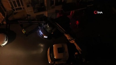  Kamyonet dükkana daldı, 2 saatlik çalışma sonucunda kurtarıldı