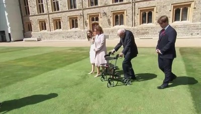 Kraliçe II. Elizabeth'den 100 yaşındaki emekli yüzbaşı Tom Moore'a şövalye unvanı