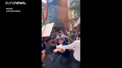 euronews - Londra'da Azeri ve Ermeni göstericiler arasında arbede yaşandı Videosu