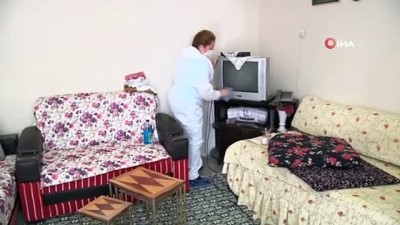 alzheimer hastasi -  Görme engelli yaşlı kadının tek gözlü evde zorlu yaşam mücadelesi Videosu