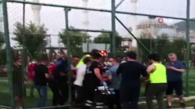 kale diregi -  Halı saha maçından sedye üzerinde kalp masajı yaparak çıktılar Videosu