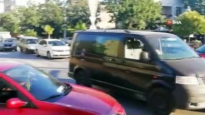 trafik lambasi -  Trafik yoğunlaşınca cebindeki düdüğü çıkarıp trafik polisliğine soyundu Videosu