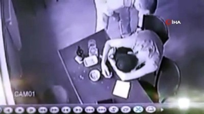 suc duyurusu -  Alkol masasında arkadaşı sızınca cüzdanını böyle boşalttı Videosu