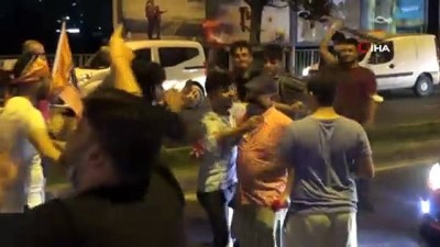 ilginc goruntu - Başakşehir taraftarları yolları kesti, şampiyonluğu kutladı Videosu