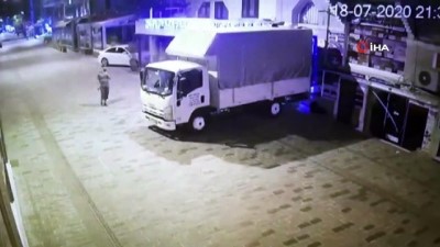 İstanbul’un göbeğinde kamyonetten telefon hırsızlığı kamerada