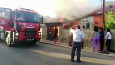   Komşuları hortumla yangını söndürmeye koştu, o yanan ayakkabısını kurtarmak istedi