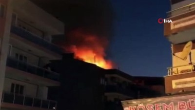 baros -  Manisa’da ev çatısında yangın Videosu